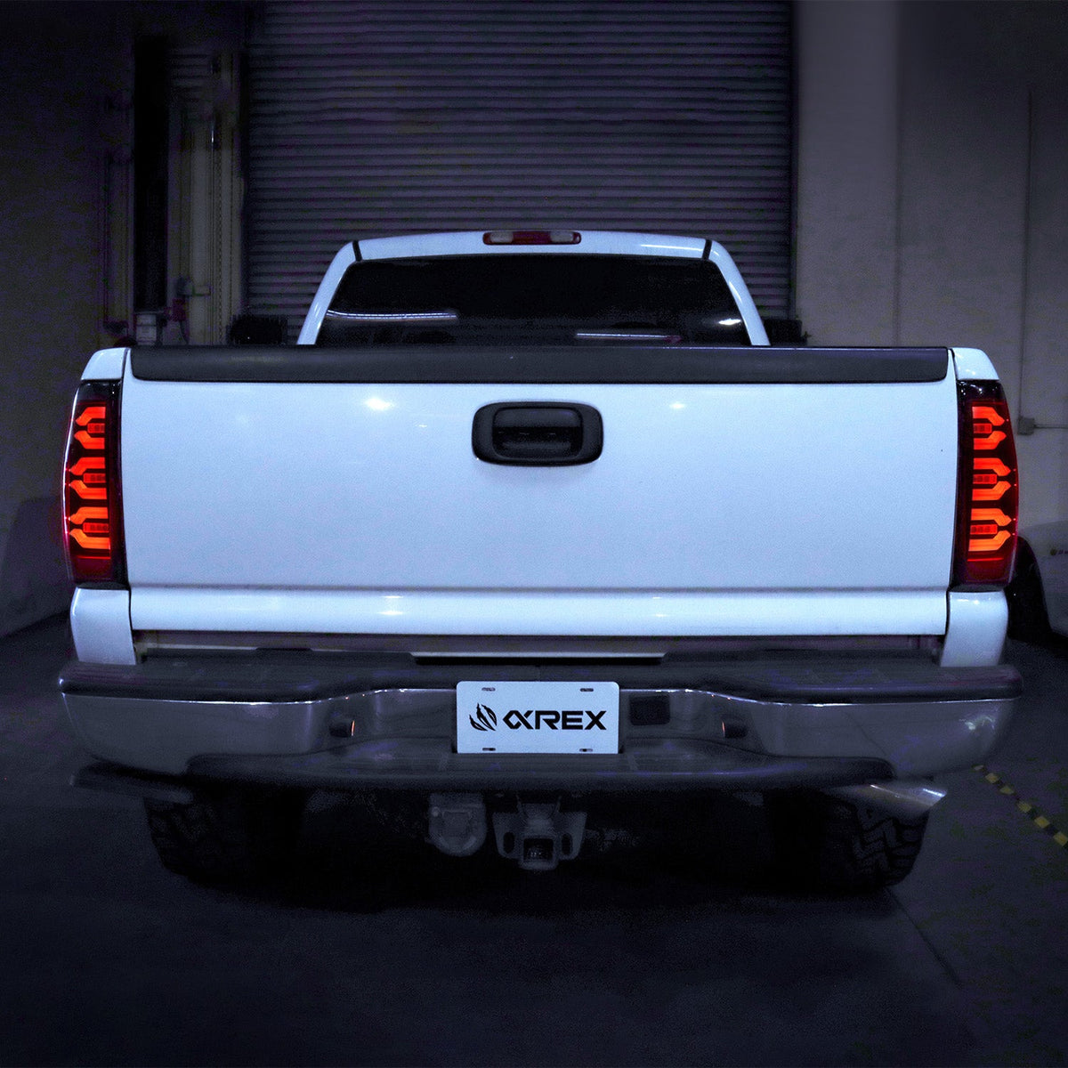 AlphaRex 99-06 Chevrolet Silverado/99-06 GMC Sierra LUXX-Series LED Tail Lights Black-Red
